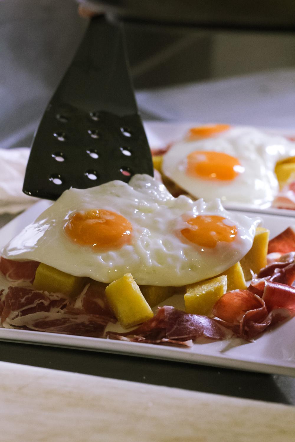 Huevos rotos con Jamón Ibérico