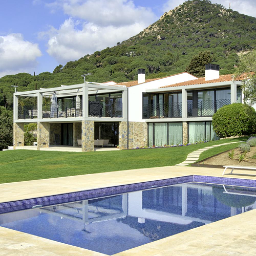 Casa y piscina en primer plano