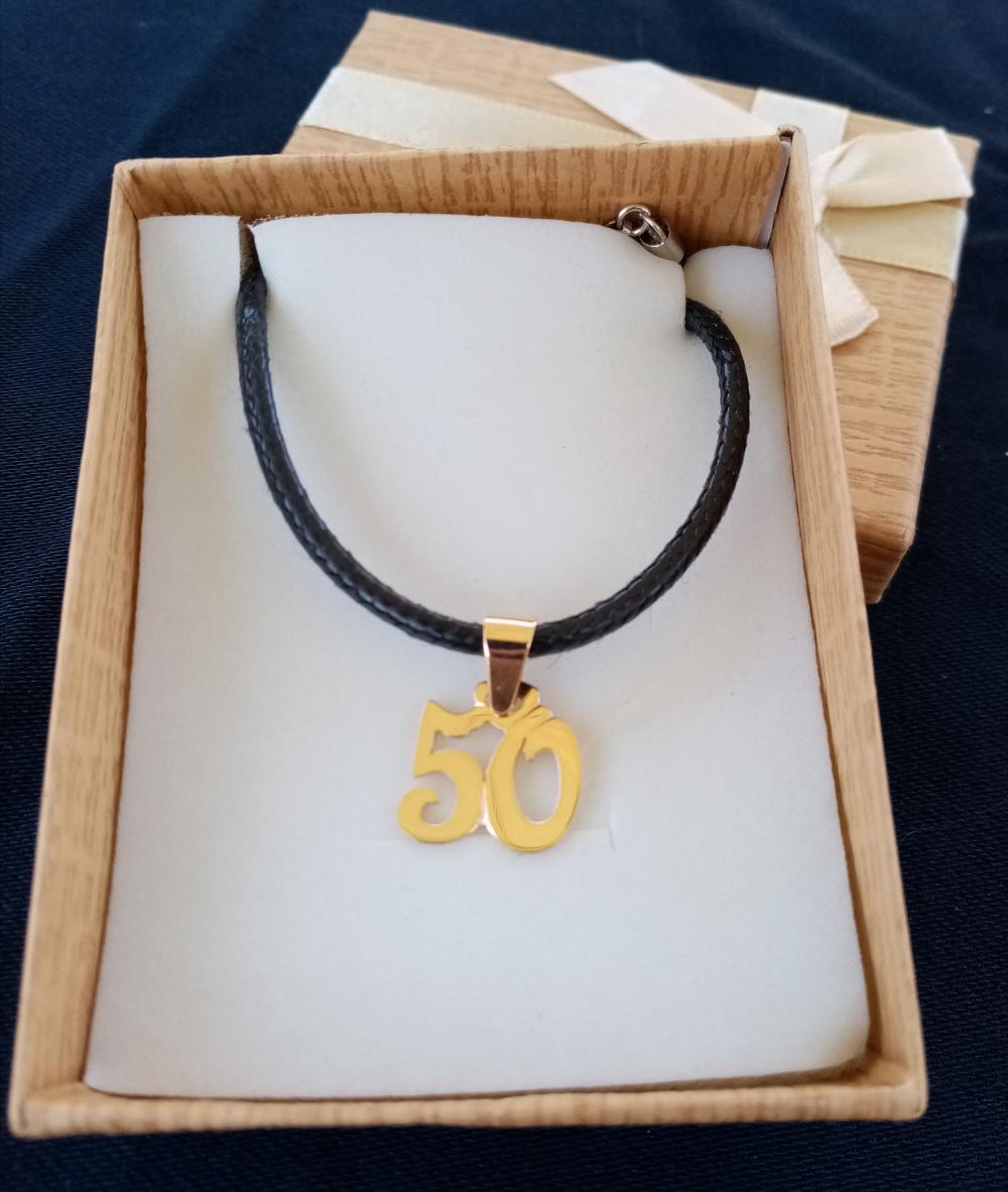 Colgante 50 de oro 18k.